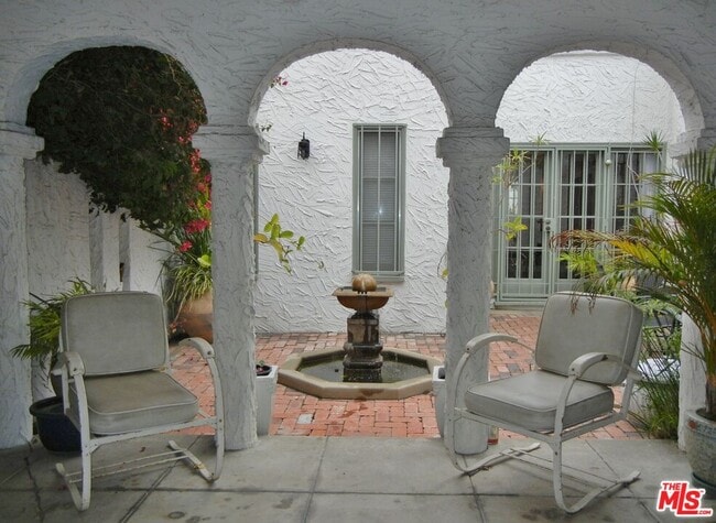 Building Photo - 914 Burnside Ave