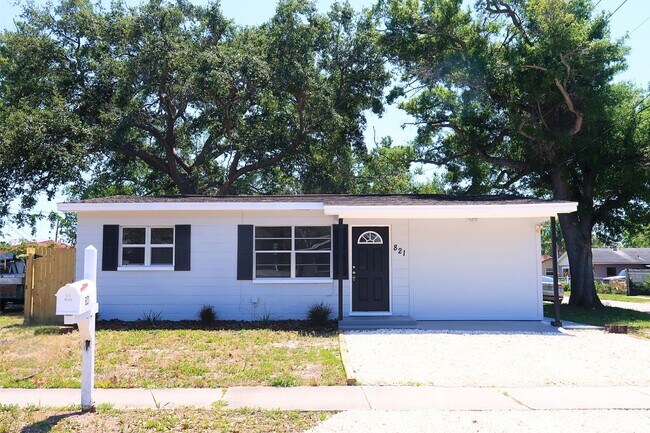 Building Photo - 821 14th Ave NW