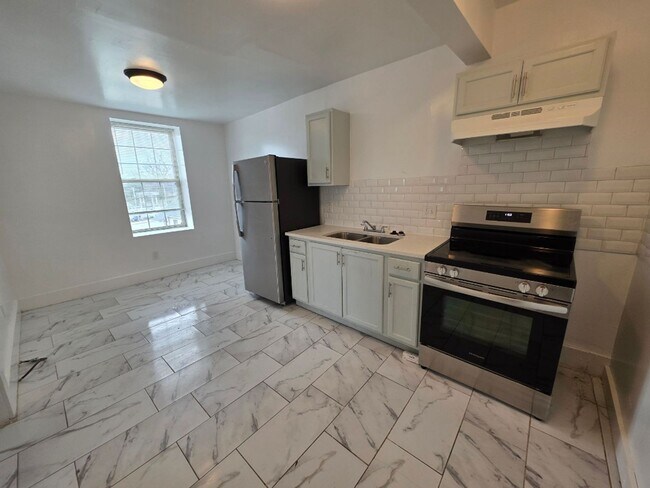 Foto del edificio - Modern 2-Bedroom Upper-Level Gem