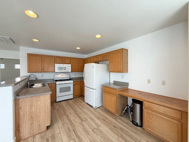 Foto del edificio - 2/BD 2.5/BA Home in Gated Community with Mountain Views & Premium Amenities!