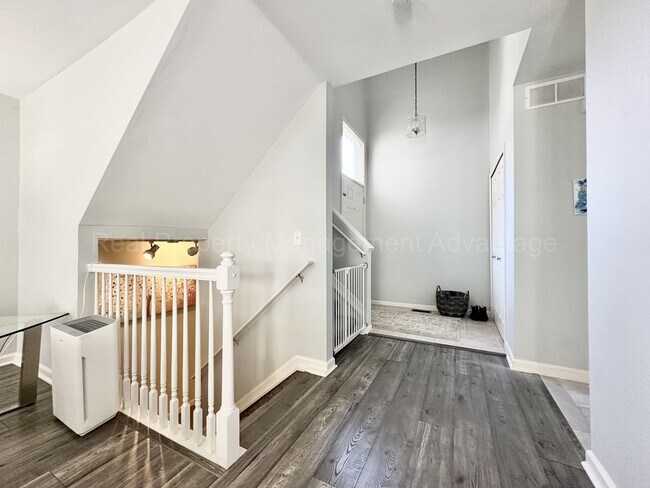Foto del edificio - Beautifully Updated 2-Bedroom Townhouse w/ Finished Basement - Close to Royal Oak, Ferndale, Plea...