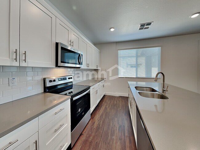 Foto del edificio - 17154 W Golden Ln