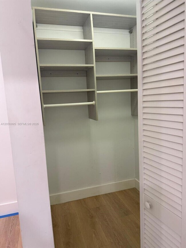 Foto del edificio - 765 W 70 Pl