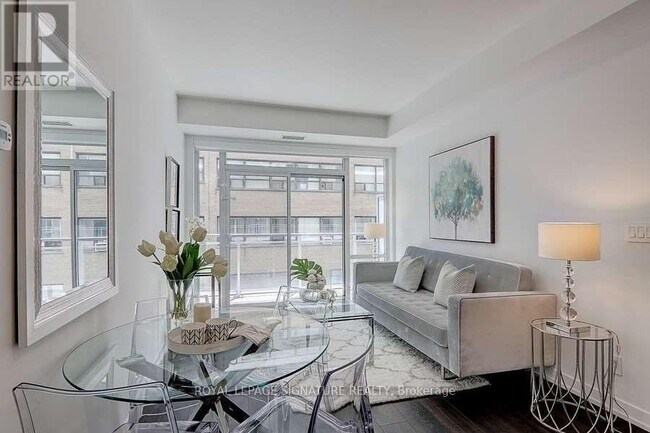Photo du bâtiment - 223 St Clair Ave W
