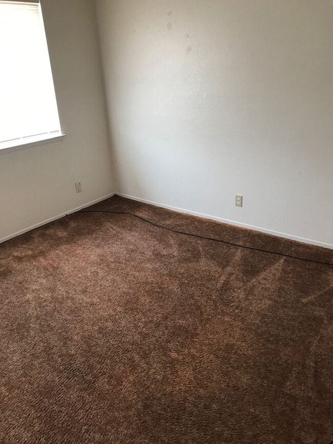 Foto del edificio - 3 BEDROOM 2 BATH UNIT