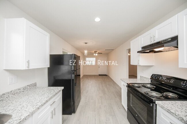 Building Photo - Recently Renovated! $995/mth.