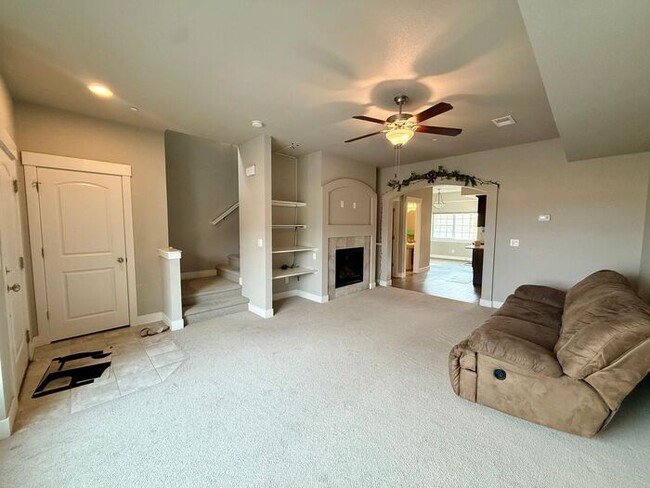 Building Photo - This townhome-style condo truly has it all!