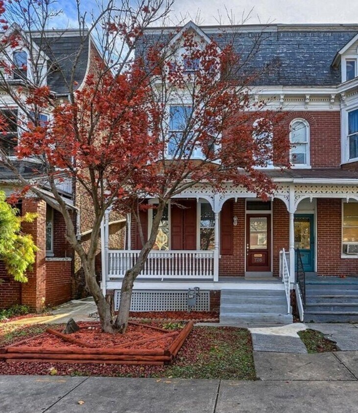 Foto principal - Spacious 4 Bedroom, 1 Bath Home in York, Pa!