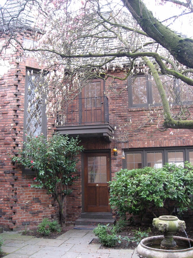 Building Photo - 1405 E John St