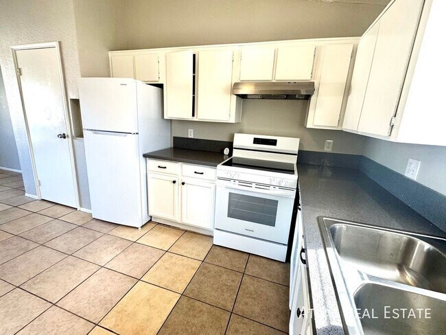 Building Photo - 465 W Ivyglen St