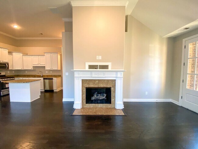 Building Photo - Updated 3 bed 2 bath home near Holmes Rd a...