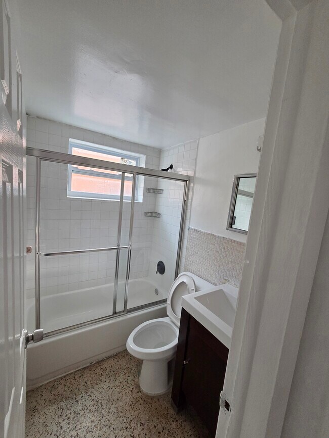 baño - 843 SW 3rd St