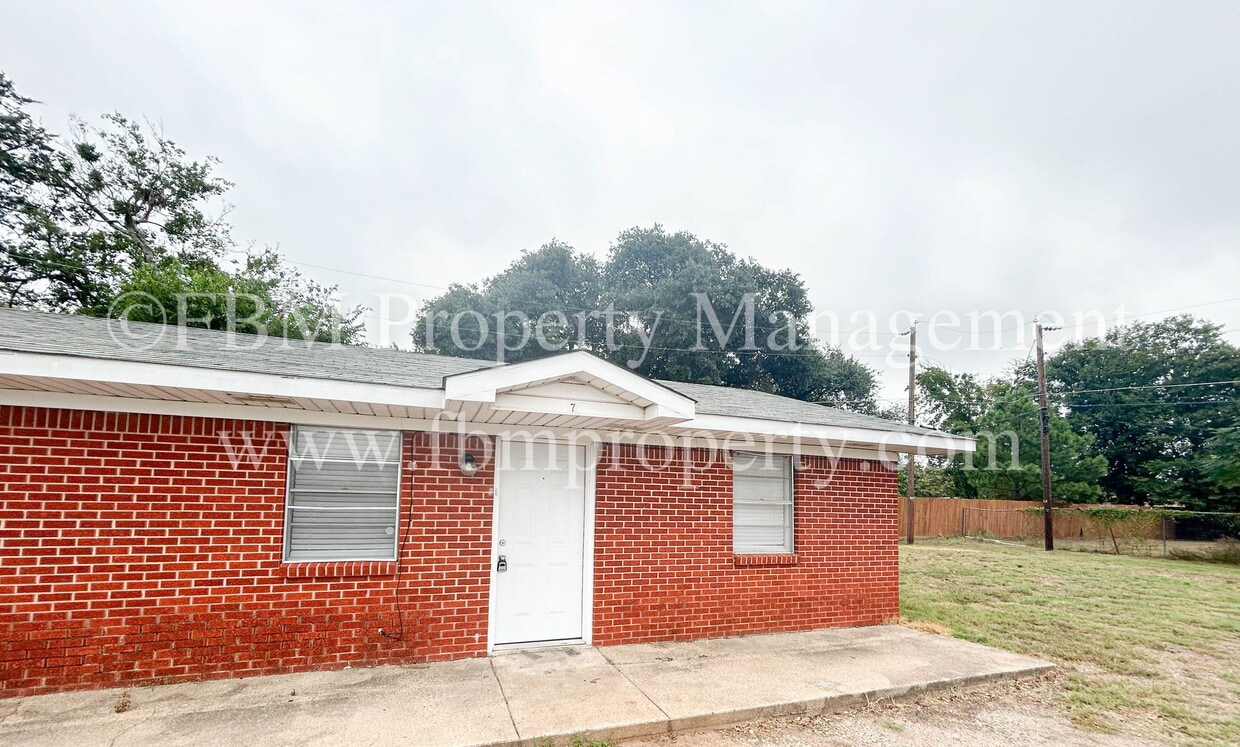 Primary Photo - 330 W College St