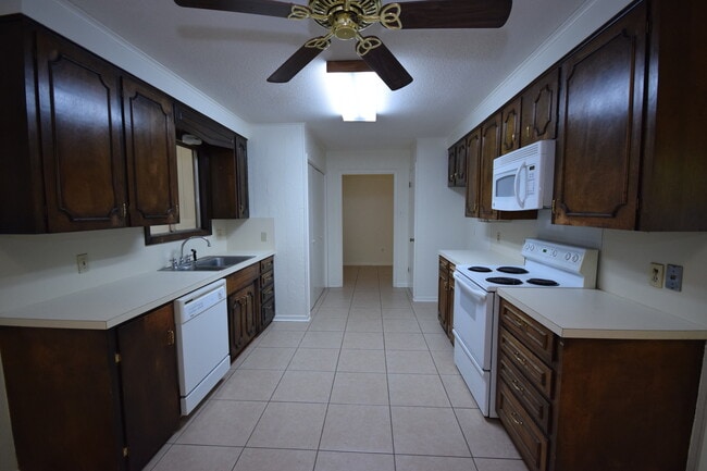 Building Photo - Spacious 3 Bedroom Home