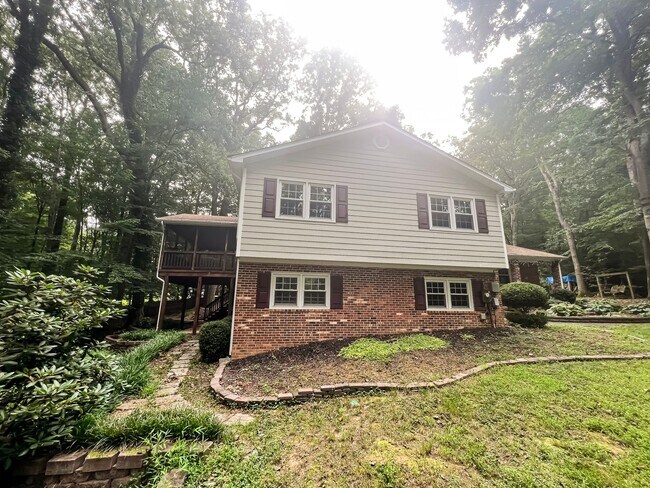 Foto del edificio - Remarkable Home With Spacious Deck And Detached Parking In A Quiet Cul De Sac In Woodbine Woods