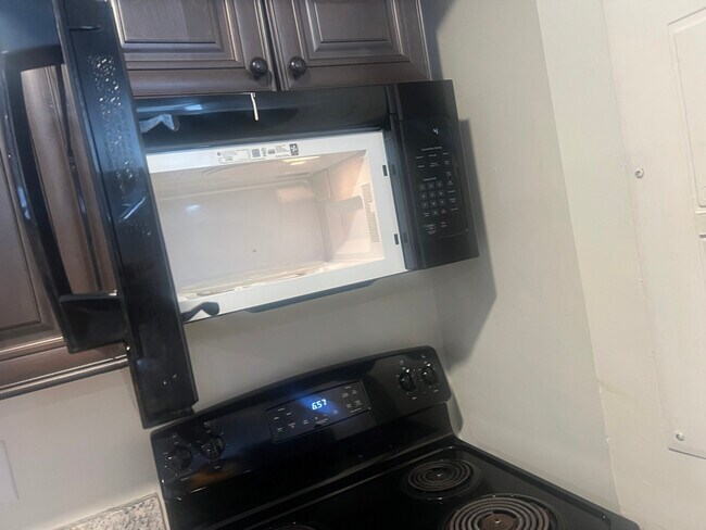 Foto del edificio - 9523 Evergreen Circle