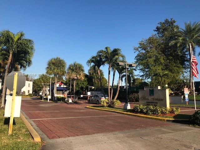 Building Photo - 9421 Fontainebleau Blvd