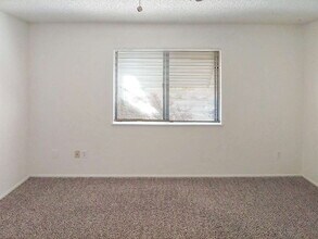 Building Photo - 936 W Graaf Ave