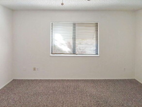 Building Photo - 936 W Graaf Ave