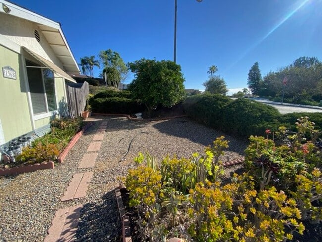 Building Photo - Cozy 2 Bed 1 Bath in the Peacock Hills 55+ Community!