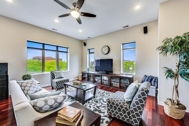 Foto del edificio - 1600 N Marshfield Ave