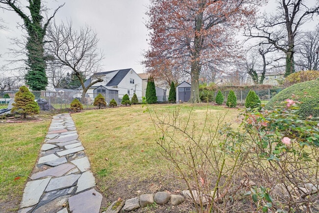 Building Photo - 80 W Kingsbridge Rd