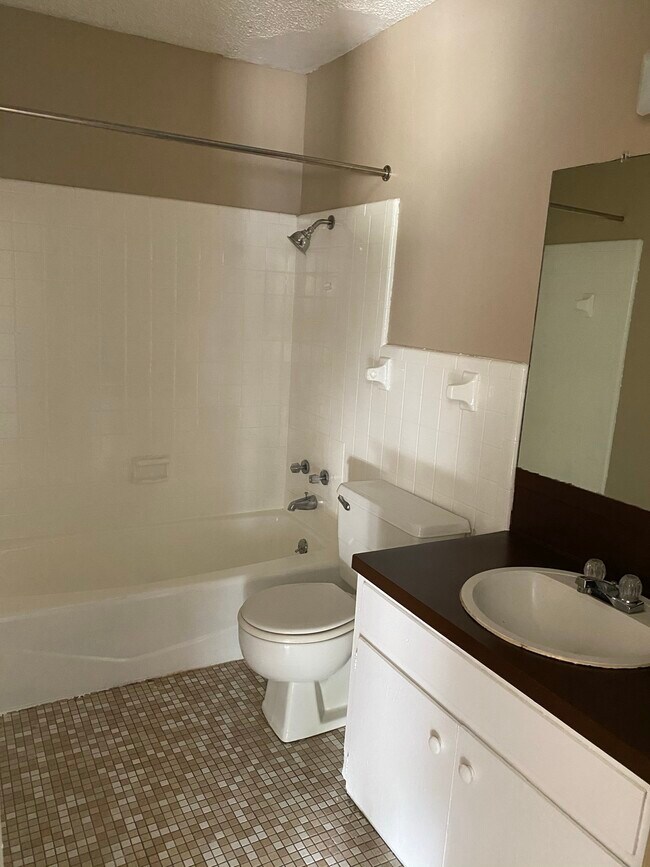 Baño - 401 Willett Place Blvd