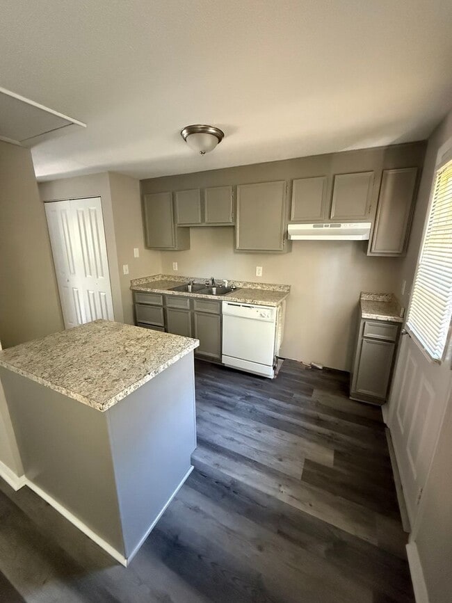 Building Photo - 2511 Camellia Dr