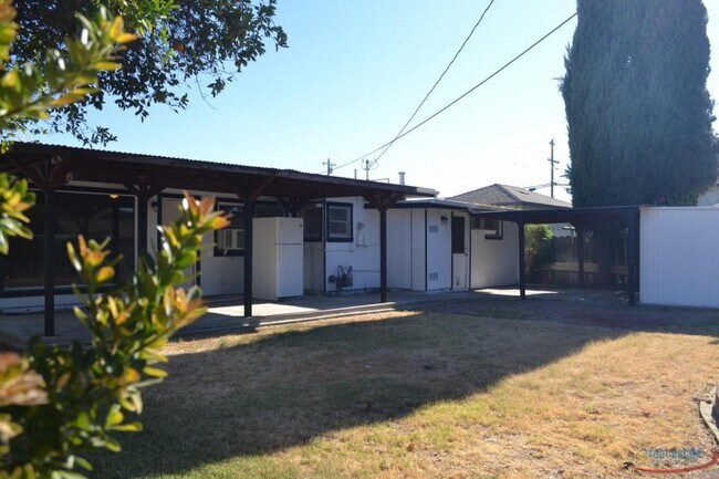 Building Photo - 340 Toomey St