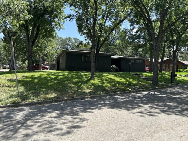 Building Photo - Charming 3-Bedroom Haven with 2 Baths and Spacious 1900 sq ft Layout in Waco!