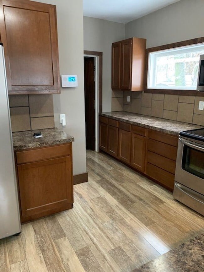 Building Photo - Three Bedroom Home Located in Zeeland