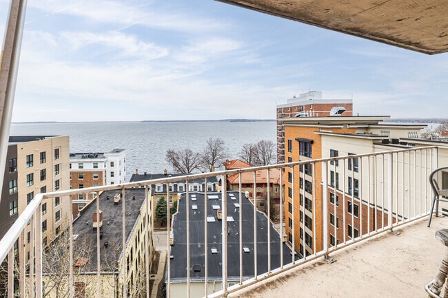 1BR, 1BA - 600SF - Balcony - Roundhouse Apartments