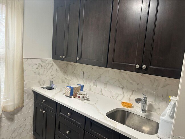 Foto del edificio - 133-24 Blossom Ave