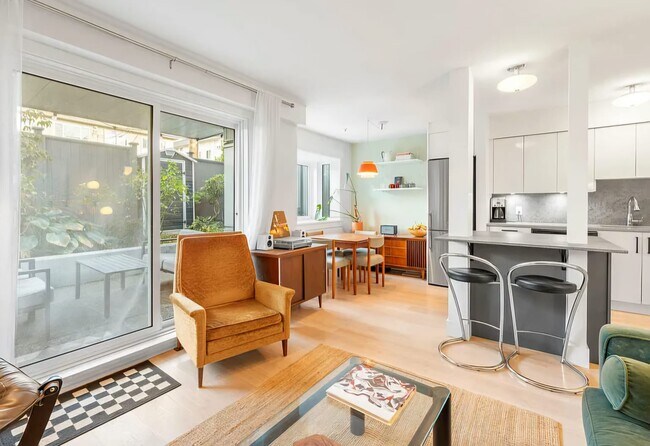 Building Photo - 2133 Dundas St