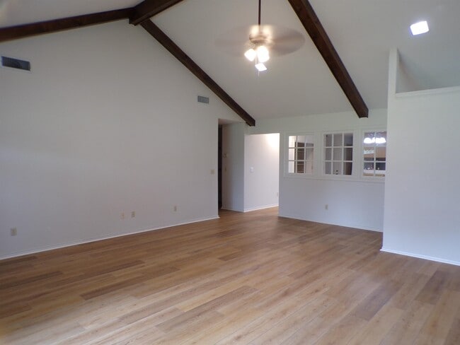 Building Photo - 21 Fairway Ln