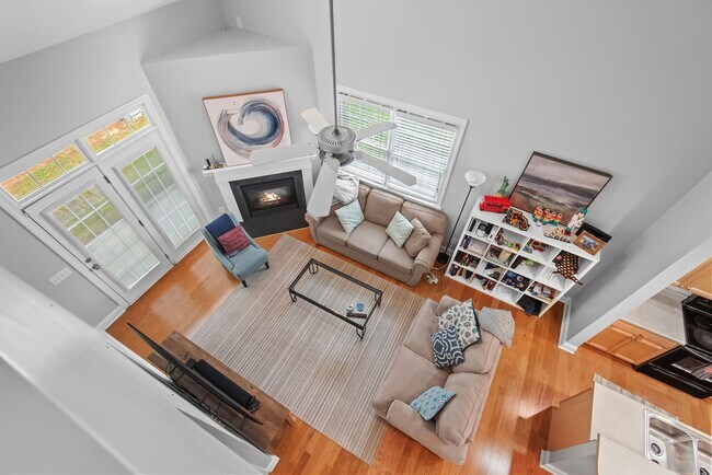 Building Photo - Townhome close to Duke!