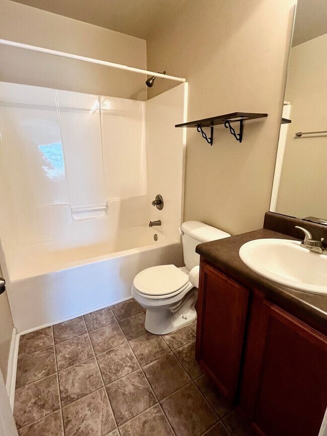 Building Photo - 3BR 3BTH Townhome with Screened patio and ...