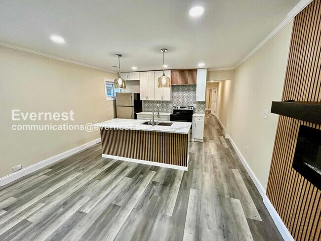 Building Photo - 2 Bed/1 Bath Home with Modern Amenities / Pet-Friendly / Available Now!