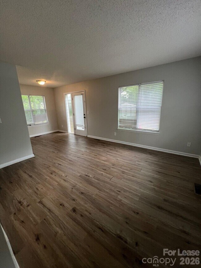 Foto del edificio - 8014 Pleasant Grove Rd