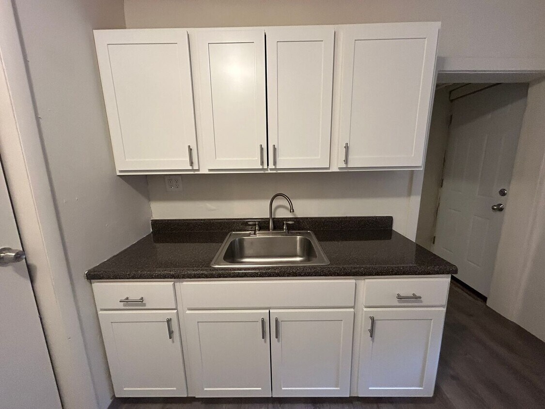 Foto principal - Super Spacious Three Bedroom on Bates Street! Deck & Patio! Washer & Dryer Included! Call Today!