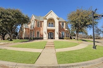 Building Photo - 1004 Drake Dr