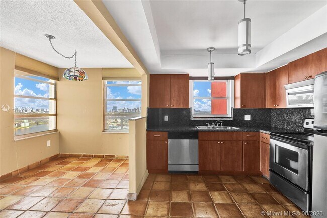 Building Photo - 1351 NE Miami Gardens Dr