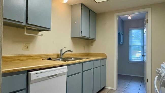 Building Photo - 1213 Kenyon Dr