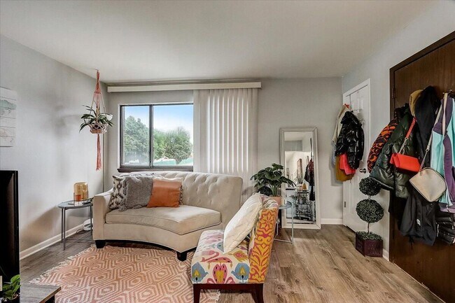 Foto del edificio - 827 S 84th St