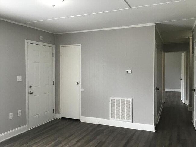 Building Photo - 2945 Eastway Dr