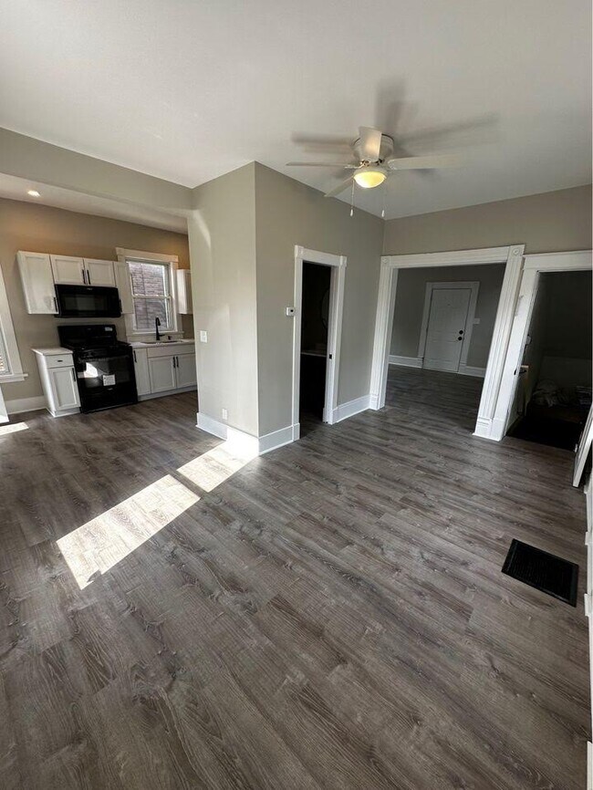 Building Photo - 152 Napoleon St