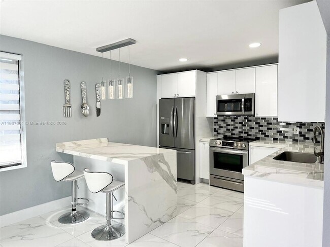 Foto del edificio - 460 NE 169th St