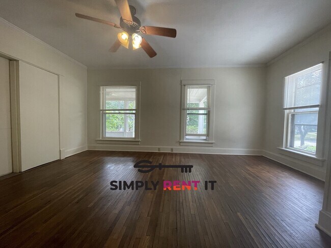 Building Photo - 2 and 3 Bedroom Duplex on Campus Available...