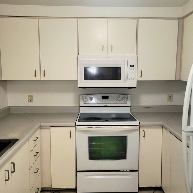 Building Photo - Nice 2 Bedroom Condo across from Kamaole I...