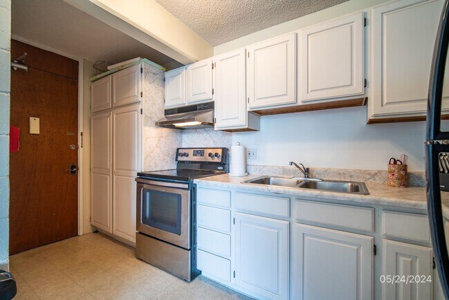 Foto del edificio - 2BR/1BA/1PKG Condo in the Ward Villa conveniently located at the corner of Kinau & Ward